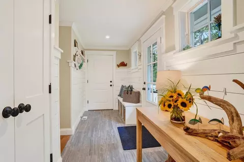 Entry Way - 32 Marthas Rd, Edgartown, MA 02539 photo 4 of 6