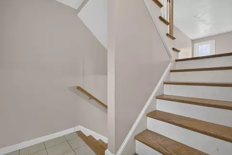 Entry Way - 103 Commonwealth Ave, Worcester, MA 01604 photo 2 of 2