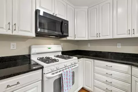 Kitchen - 877 Bumps River Rd, Centerville, MA 02632 photo 4 of 5