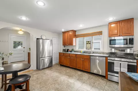 Entry Way - 7 Bisson St, Beverly, MA 01915 photo 3 of 7