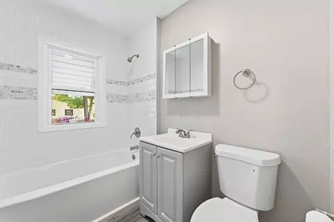 Bath - 195 Jasper St, Springfield, MA 01109 photo 2 of 3