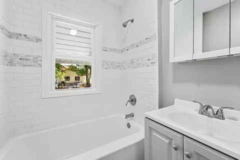 Bath - 195 Jasper St, Springfield, MA 01109 photo 1 of 3