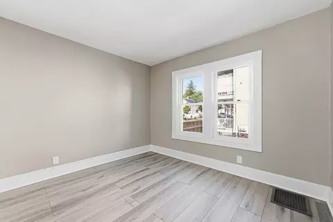 Living - 195 Jasper St, Springfield, MA 01109 photo 3 of 3