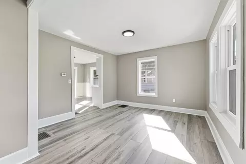 Living - 195 Jasper St, Springfield, MA 01109 photo 2 of 3