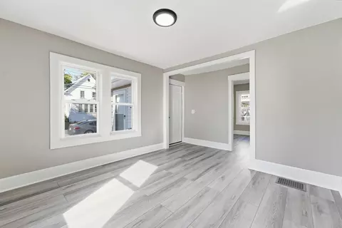 Living - 195 Jasper St, Springfield, MA 01109 photo 1 of 3