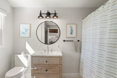 Bath - 11 Marsh Ave, Beverly, MA 01915 photo 1 of 1