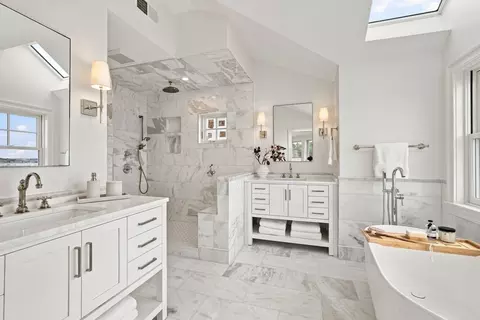 Bath - 11 Kenneth Rd, Marblehead, MA 01945 photo 2 of 5