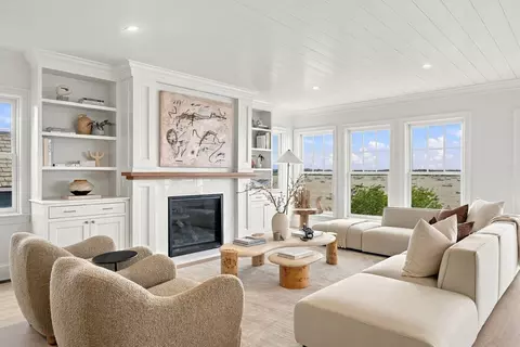 Living - 11 Kenneth Rd, Marblehead, MA 01945 photo 1 of 2