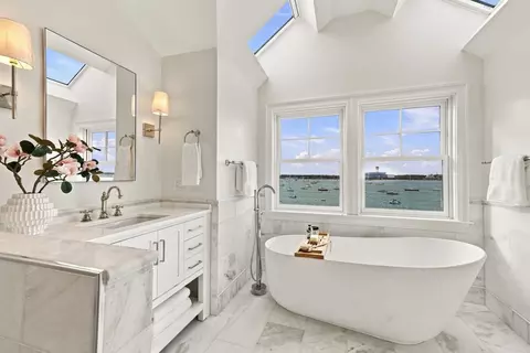 Bath - 11 Kenneth Rd, Marblehead, MA 01945 photo 3 of 5