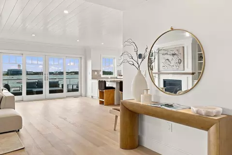 Entry Way - 11 Kenneth Rd, Marblehead, MA 01945 photo 2 of 5