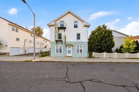 77 Walnut St, Holyoke, MA 01040
