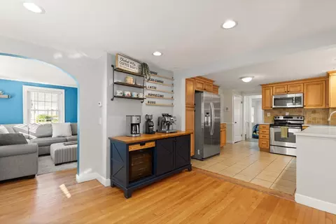 Entry Way - 6 Longworth Rd, Worcester, MA 01602 photo 2 of 4