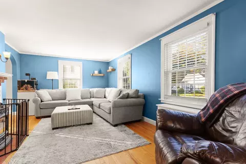 Living - 6 Longworth Rd, Worcester, MA 01602 photo 2 of 4