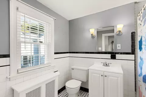 Bath - 6 Longworth Rd, Worcester, MA 01602 photo 2 of 3