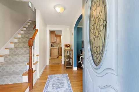 Entry Way - 6 Longworth Rd, Worcester, MA 01602 photo 1 of 4