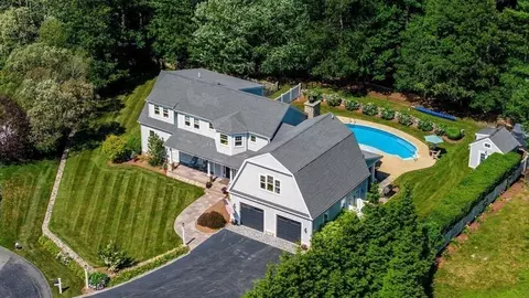 8 Park Pl, Mattapoisett, MA 02739