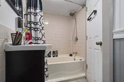 Bath - 19 Suffolk St, Springfield, MA 01109 photo 2 of 4