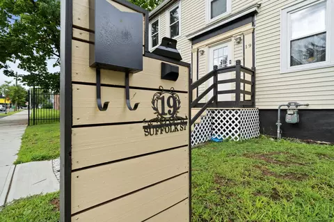 Exterior - 19 Suffolk St, Springfield, MA 01109 photo 3 of 10