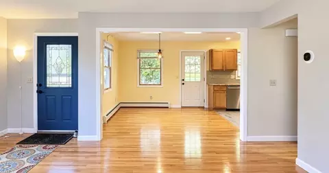 Living - 2 Grandview Ln, Easthampton, MA 01027 photo 3 of 4