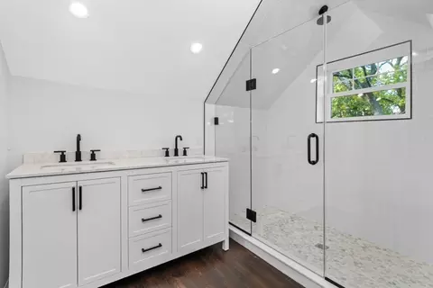 Bath - 21 Fairfield St, Maynard, MA 01754 photo 1 of 8