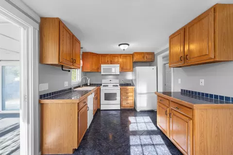 Kitchen - 70 Westwind Rd, Lowell, MA 01852 photo 3 of 5