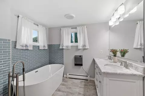 Bath - 7 Hutton St, Danvers, MA 01923 photo 2 of 3