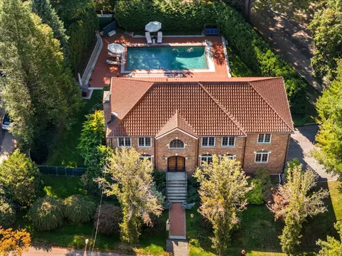 7 Monadnock Rd, Chestnut Hill, MA 02467