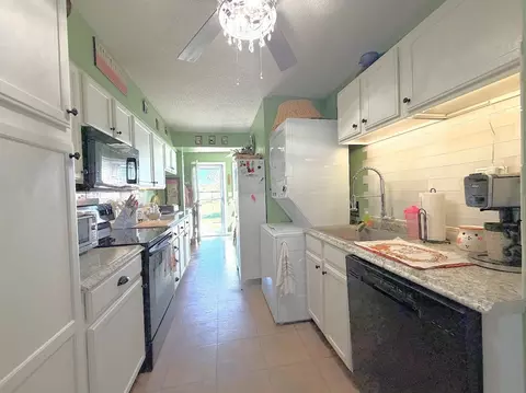 Kitchen - 75 Outer Dr #75, Chicopee, MA 01022 photo 1 of 5
