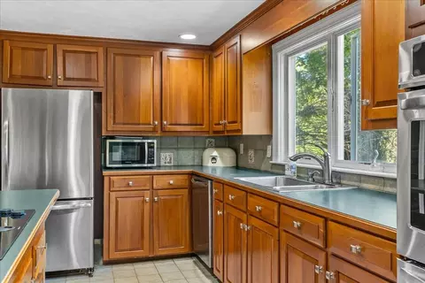 Kitchen - 532 Hatherly Rd, Scituate, MA 02066 photo 2 of 3