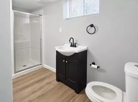 Bath - 67 Thompson St, Springfield, MA 01109 photo 3 of 4