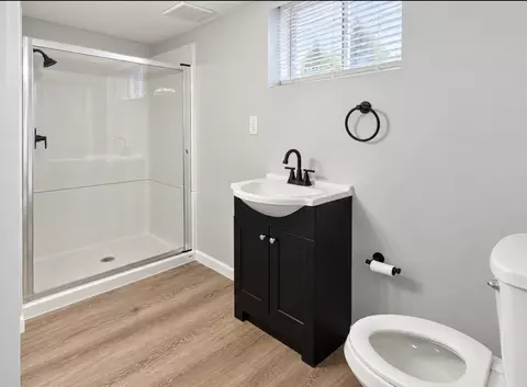 Bath - 67 Thompson St, Springfield, MA 01109 photo 2 of 4