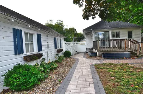 Exterior - 31 Barber St, Springfield, MA 01109 photo 4 of 5