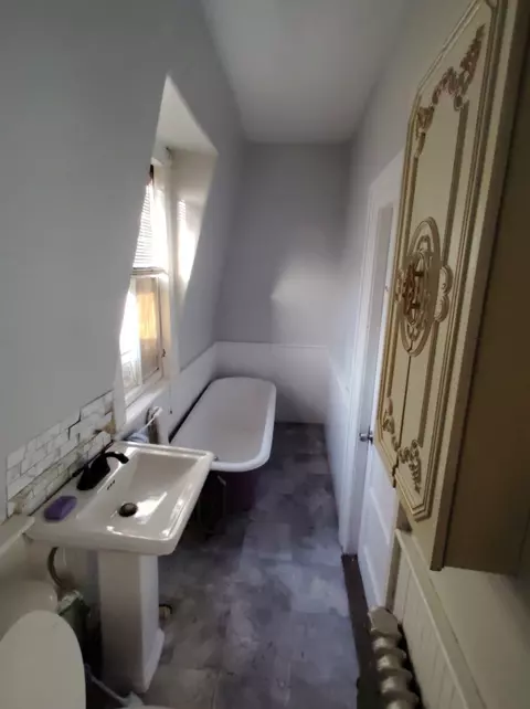 Bath - 24 Bay St, Springfield, MA 01109 photo 2 of 2