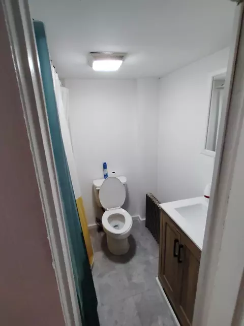 Bath - 24 Bay St, Springfield, MA 01109 photo 1 of 2