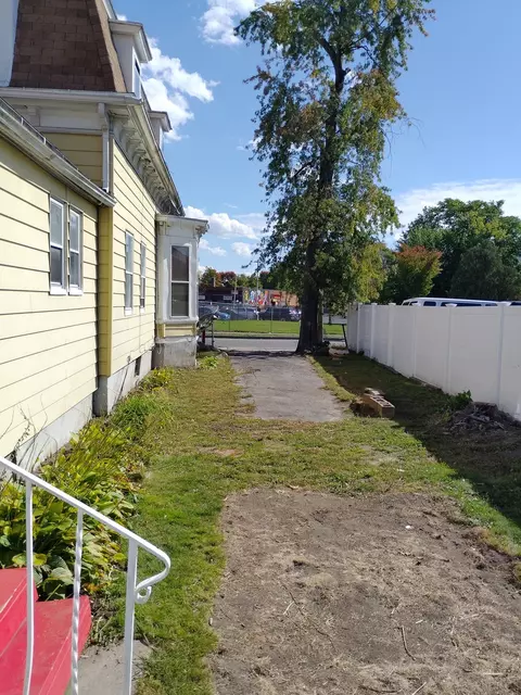 Exterior - 24 Bay St, Springfield, MA 01109 photo 5 of 6