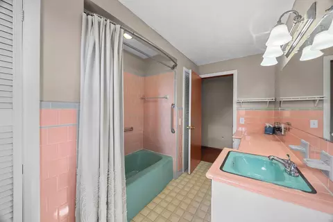 Bath - 26 Crowningshield Rd, Worcester, MA 01604 photo 2 of 3