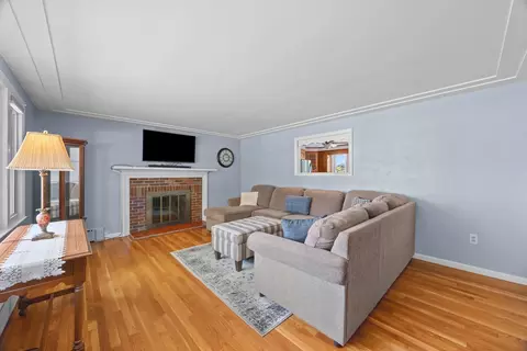 Living - 26 Crowningshield Rd, Worcester, MA 01604 photo 1 of 3