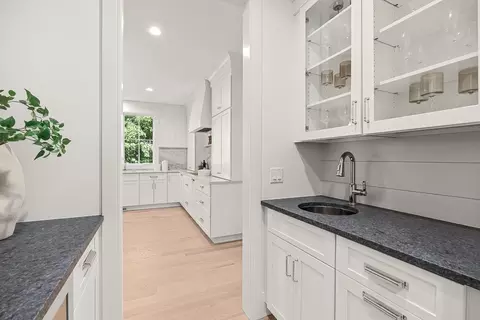 Entry Way - 39 Macarthur Rd, Wellesley, MA 02482 photo 3 of 6