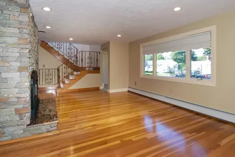 Living - 14 Broad St, Danvers, MA 01923 photo 4 of 5