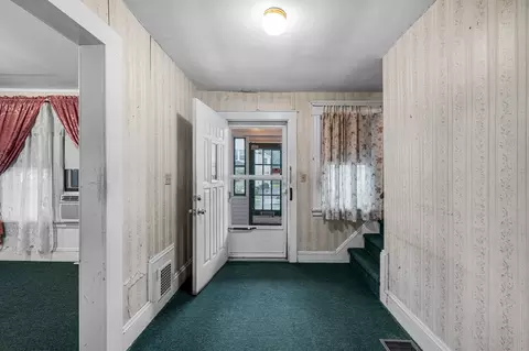 Entry Way - 26 Denton Cir, Springfield, MA 01104 photo 1 of 5