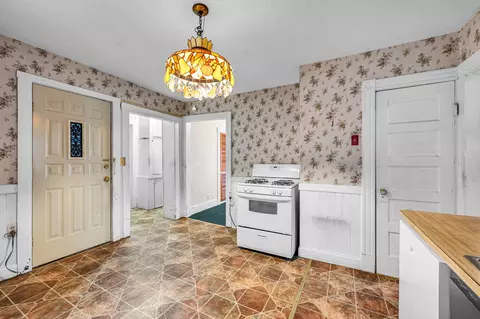 Entry Way - 26 Denton Cir, Springfield, MA 01104 photo 2 of 5