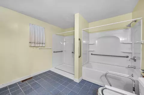 Bath - 26 Denton Cir, Springfield, MA 01104 photo 2 of 4