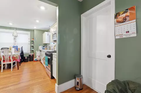Entry Way - 10 Wilber St, Springfield, MA 01104 photo 2 of 9