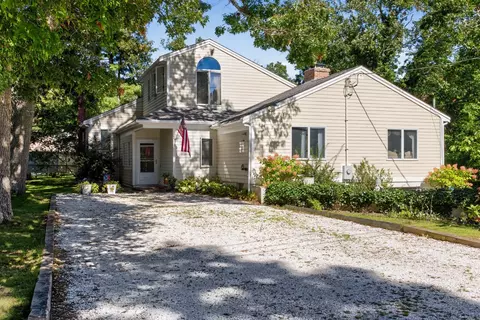 15 Atkinson Rd, Falmouth, MA 02536