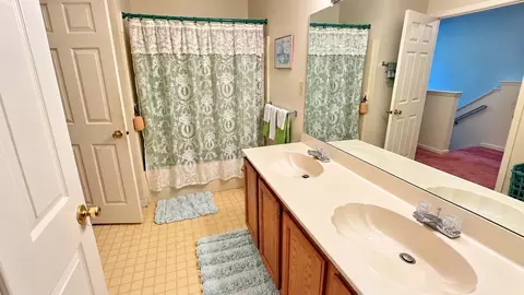 Bath - 8 Castlegate Dr #8, Springfield, MA 01129 photo 1 of 2