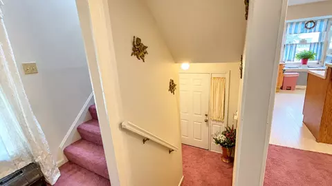 Entry Way - 8 Castlegate Dr #8, Springfield, MA 01129 photo 1 of 5