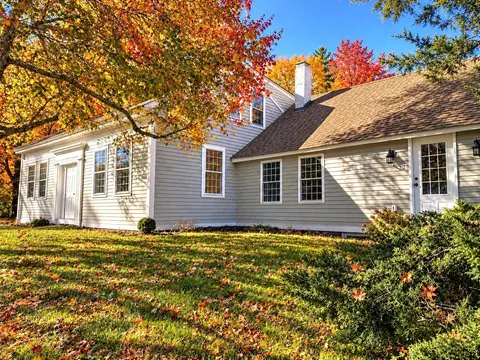 21 East St, Petersham, MA 01366