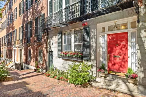 11 Chestnut St, Boston, MA 02108
