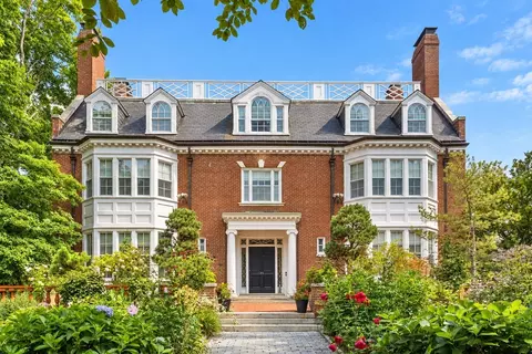 334 Hammond St, Chestnut Hill, MA 02467