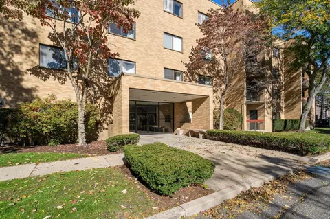 41 Centre St #204, Brookline, MA 02446